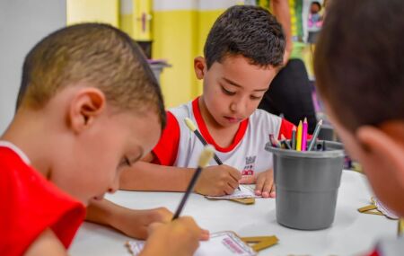 Crian&ccedil;as em escola de Garanhuns.
