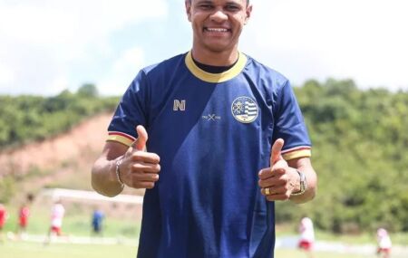 Douglas Santos em visita ao CT do N&aacute;utico.