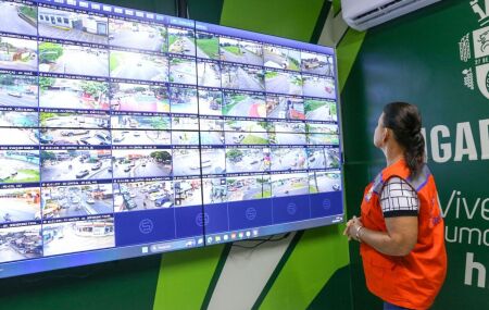 A prefeita professora Elcione Ramos (PSD) acompanha a situa&ccedil;&atilde;o nas ruas. 