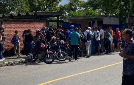 Fila na frente do Detran.