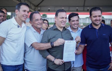 Prefeito Sivaldo Albino assina ordens de servi&ccedil;o em Garanhuns