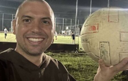 Frei Gilson ter&aacute; jogo solid&aacute;rio na Arena de Pernambuco.