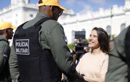 Governadora Raquel Lyra ao lado de policial militar.