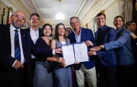 Governadora Raquel Lyra assina concess&atilde;o parcial da Compesa.