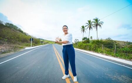 Governadora Raquel Lyra inaugurando uma estrada em Pernambuco.