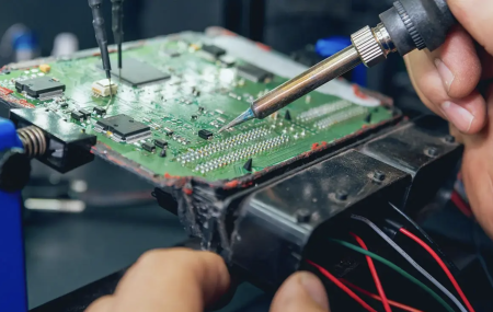 Oficina de carros Halltech Motors &eacute; especialista em eletr&ocirc;nica. Conserto de m&oacute;dulos.