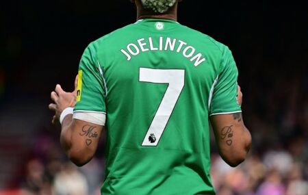 Joelinton com a camisa do Newcastle contra o Crystal Palace.