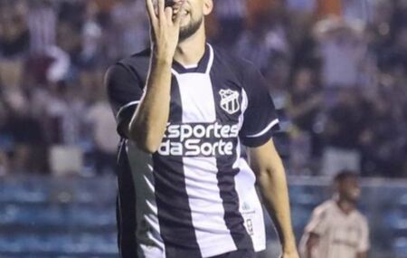 Jogador do Cear&aacute; comemorando gol.