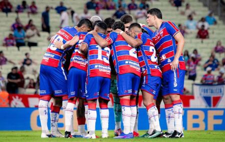 Jogadores do Fortaleza abra&ccedil;ados.