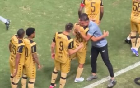 Jogadores do Sport cumprimentam Roger Silva