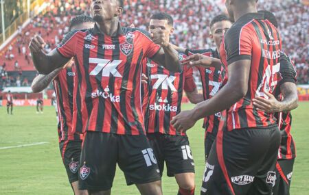 Jogadores do Vit&oacute;ria comemorando um gol.
