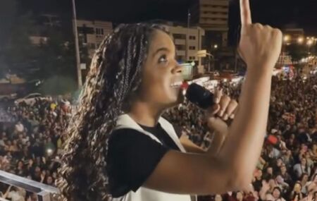 Kemilly Santos em show.