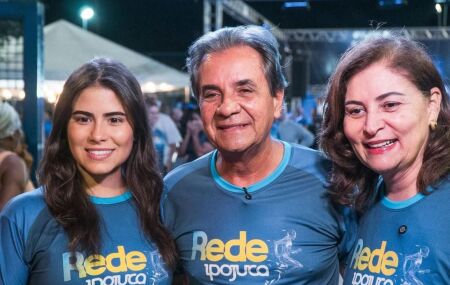 Lara Santana, prefeito Carlos Santana e Simone Santana.