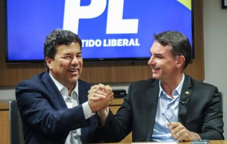 Deputado federal Mendon&ccedil;a Filho e Fl&aacute;vio Bolsonaro. 