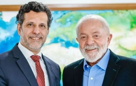 Ministro da Educa&ccedil;&atilde;o, Leonardo Barchini, ao lado do presidente Lula.