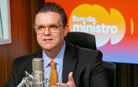 Ministro Wolney Queiroz.