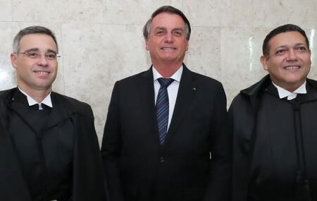 Ministros Andr&eacute; Mendon&ccedil;a e Nunes Marques ao lado de Jair Bolsonaro.