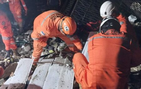 Momento em que o Corpo de Bombeiros trabalha para resgatar o idoso.