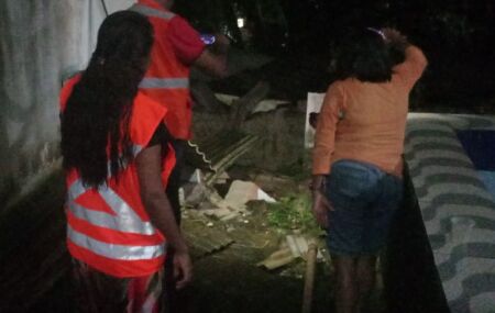 Muro desaba ferindo duas pessoas em Camaragibe.