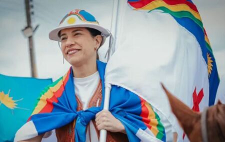 Governo de Pernambuco, Raquel Lyra, com bandeiras do Estado que comanda