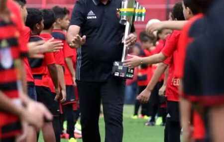 Nelsinho Baptista com a ta&ccedil;a da Copa do Brasil de 2008.