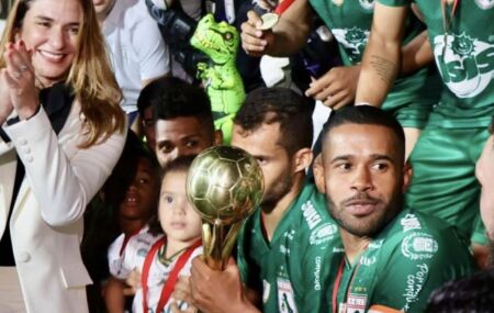 Presidente da FPF-PB com o time do Souza PB  