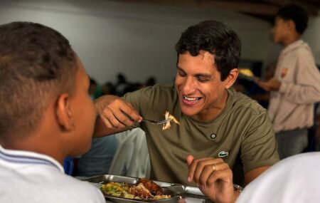 Prefeito J&uacute;nior de Irm&atilde; T&ecirc;ca em escola municipal de Itapissuma.