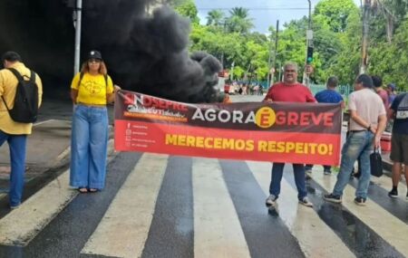 Protesto foi em frente &agrave; C&acirc;mara do Recife.