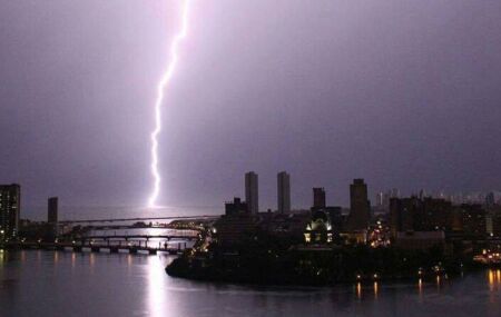 Raio fez explodir rede de distribui&ccedil;&atilde;o de energia no Recife.