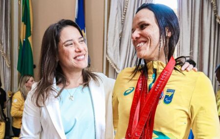 Raquel Lyra ao lado de uma atleta.