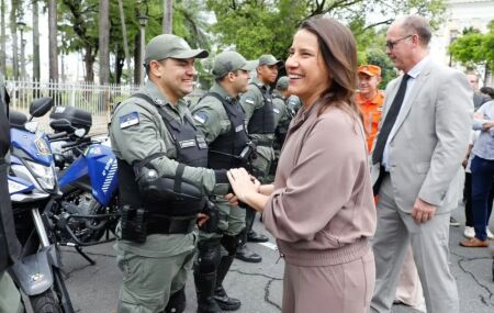 Raquel Lyra cumprimentando policiais.