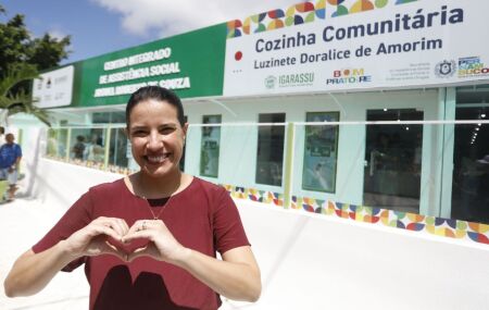 Raquel Lyra em cozinha comunit&aacute;ria 