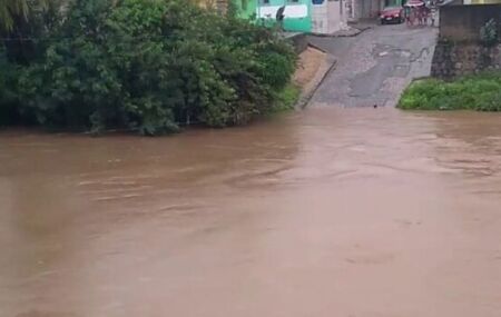 Rio com grande volume ap&oacute;s chuva