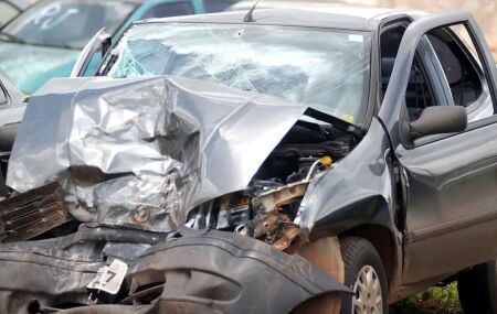 A trag&eacute;dia aconteceu nesta sexta-feira, ap&oacute;s um carro desgovernado invadir a cal&ccedil;ada e atingir as v&iacute;timas, que tinha 5 e 10 anos de idade.