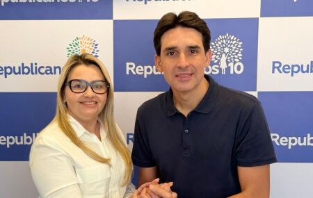 Kelly Alencar ao lado de Silvio Costa Filho em sua chegada ao republicanos
