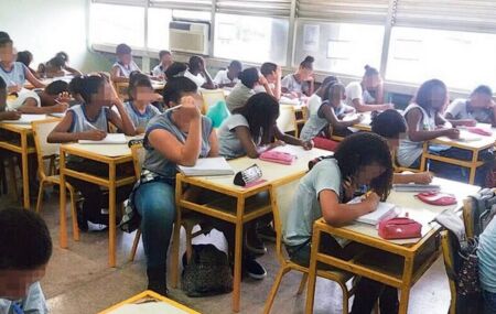 Sala de aula cheia de alunos.