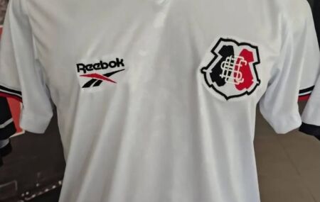 Camisa falsa do Santa Cruz comercializada em quiosque dentro do Arruda.