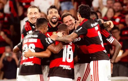 Jogadores do Flamengo comemorando vit&oacute;ria 