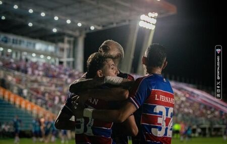 Time do Fortaleza comemorando