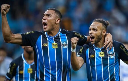 Jogadores comemorando gol do Gr&ecirc;mio.