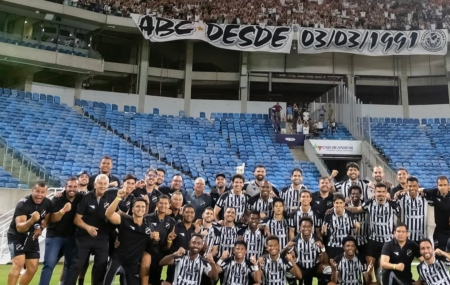 Equipe do ABC comemorando vit&oacute;ria sobre o Am&eacute;rica