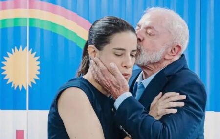 Lula dando beijo na cabe&ccedil;a de Raquel Lyra.