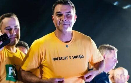 Senador Fl&aacute;vio Bolsonaro em pr&eacute;-campanha presidencial.