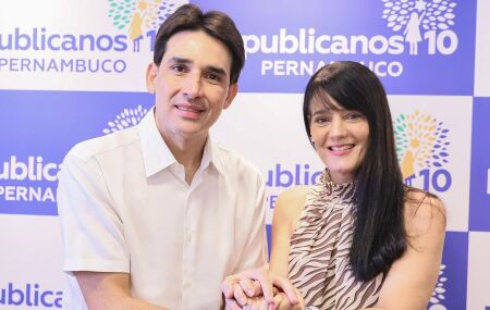 Silvio Costa Filho ao lado de Karina Paiva