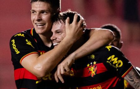 Perotti comemora com Barletta, um dos "presenteados" com uma das tr&ecirc;s assist&ecirc;ncias no jogo.