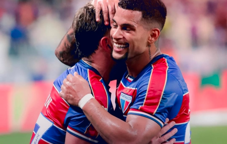 Fortaleza comemorando gol
