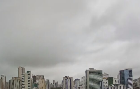 Tempo nublado no Recife.
