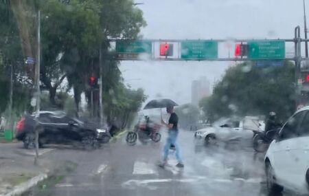 Est&atilde;o previstas chuvas entre 30 e 60 mil&iacute;metros por hora ou at&eacute; 100 mm por dia, al&eacute;m de ventos fortes que podem variar entre 60 e 100 km/h, segundo comunicado do &oacute;rg&atilde;o.