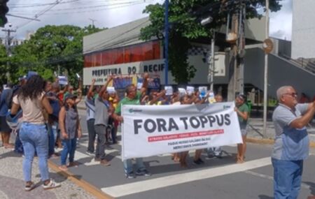 Trabalhadores protestam na frente da Prefeitura do Recife.