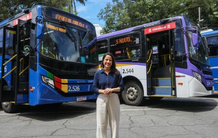 Raquel Lyra entrega novos &ocirc;nibus climatizados